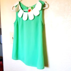 Green sleeveless shirt with petal collar